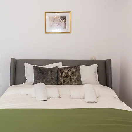 Near Unirii Square & Old Town Бухарест